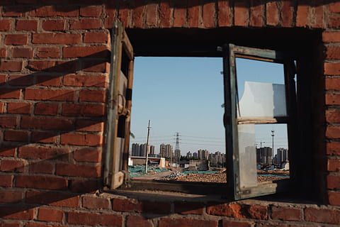 mattone, finestra, legna, terrazza, veranda, parete, pietra da lastrico, porta, bagliore, luce, ardesia, pergola, passerella, sentiero, abbigliamento, elmetto protettivo, capi di abbigliamento, casco, costruzione, archeologia, architettura, struttura costruita, esterno dell'edificio, muro di mattoni, cielo, città, nessuno, giorno, abbandonato, natura, danneggiato, caratteristica della parete, vecchio, all'aperto, obsoleto, quartiere residenziale, paesaggio urbano, deterioramento, rovinato, 5K, CC0, dominio pubblico, privo di copyright
