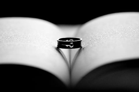 Ring, Buch, Schatten, Nahansicht, selektiver Fokus, drinnen, Schmuck, menschliches Körperteil, Metall, Liebe, Menschen, Körperteil, Studioaufnahme, Fokus auf den Vordergrund, öffnen, Veröffentlichung, Stillleben, Emotion, zwei Objekte, persönliches Accessoire, schwarzer Hintergrund, 4K, CC0, gemeinfrei, lizenzfrei