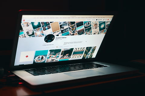întoarse, macbook, pro, calculator, PC, Electronică, laptop, tastatură, afişa, ecran, hardware-ul computerului, tastatura, hardware-, Monitor, ecran LCD, birou, lumini, social media, web, Internet, fotograf, muncă, pinterest, tehnologie, tehnologia fără fir, conexiune, comunicare, în interior, nici o persoana, masa, Control, dispozitiv portabil de informații, echipament, muzică, industria electronică, rețea de calculatoare, industrie, mașini, a închide, Echipament electric, 5K, CC0, domeniu public, fără drepturi de autor
