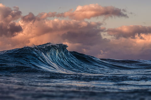 Wellen, Wasser, Ozean, draußen, Meer, Natur, Tsunami, groß, Sonnenaufgang, Wolken, Tiefenschärfe, Welle, städtisch, Stadt, Gebäude, Metropole, Stadt, Dorf, Riff, Tier, Leben im Meer, Himmel, wolke - himmel, Bewegung, Sonnenuntergang, keine Leute, Schönheit in der Natur, Leistung, Kraft in der Natur, Land, Dämmerung, Szenen - Natur, Strand, Sturm, brechen, 4K, CC0, gemeinfrei, lizenzfrei