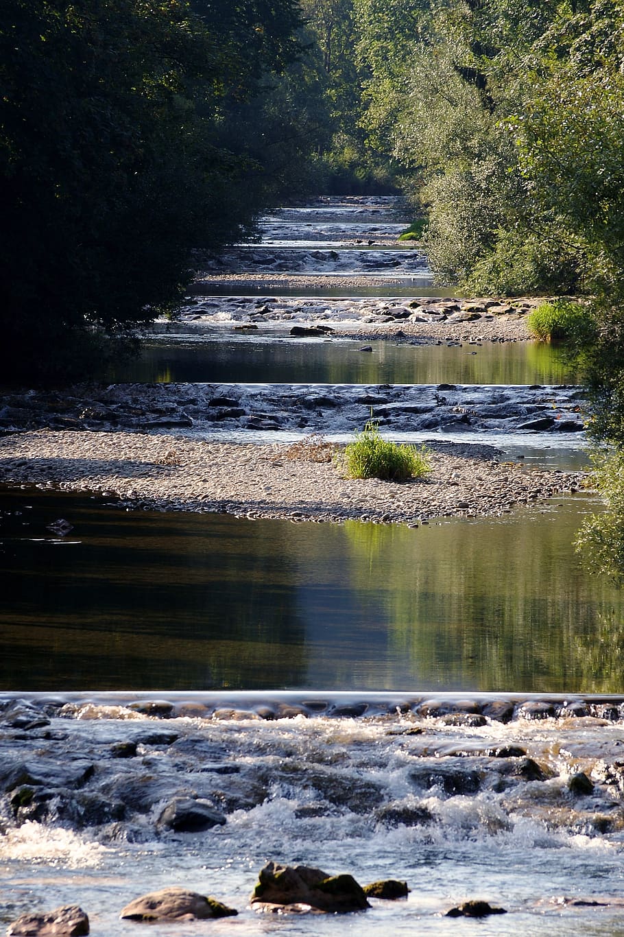 riu, bach, bombolla, paisatge, verd, flux, aigua, naturalesa, aigües, rierol, romàntic, nedar, pedres, còdols, llençar, banc, curs d'aigua, splash, cascada, murmuri, idíl·lic, vegetació, llit del rierol, aigua que flueix, bellesa a la natura, cap gent, moviment, dia, arbre, escenics - natura, planta, a l'aire lliure, bosc, que flueix, terra, esport, llum solar, reflexió, tranquil·litat, poder a la natura, 2K