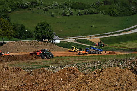 plaats, land-, aarde, bouw, ontwikkeling, werk, technologie, bouwen, graafmachines, landschap, werkplaats, uitrusting, bouwwerkzaamheden, fabriek, boom, milieu, landvoertuig, landbouw, natuur, groei, veld-, dag, wijze van transport, groene kleur, Landbouwmachines, vervoer, landelijke scène, farm, machinerie, trekker, geen mensen, buitenshuis, 4K, CC0, publiek domein, royaltyvrij