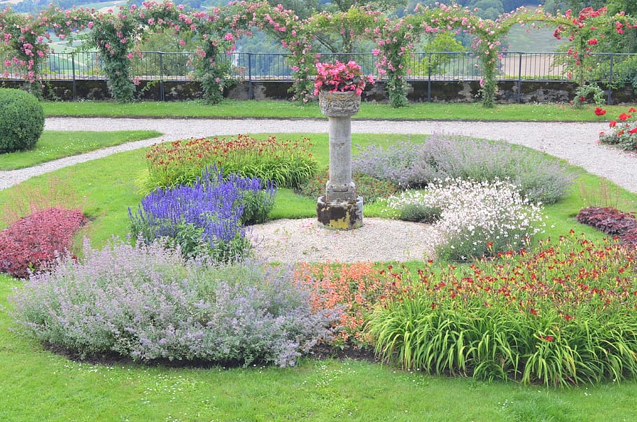 Quelle, Garten, Blume, Pflanze, blühende Pflanze, Ziergarten, formaler Garten, Natur, Schönheit in der Natur, Wachstum, Park, Park - menschgemachter Raum, Blumenbeet, Gras, Vorder- oder Hinterhof, Landschaft, grüne Farbe, keine Leute, Baum, Rasen, Frische, Frühling, pinke Farbe, Gartenweg, draußen, lila, Hecke, 4K