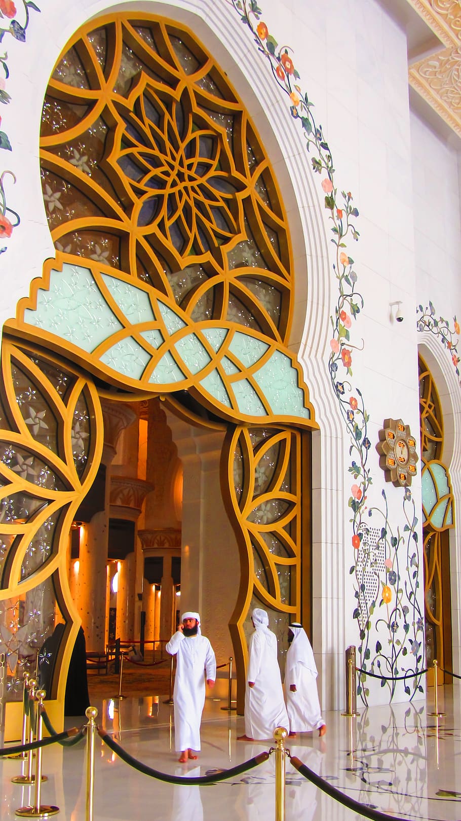 mešita šejka zayeda, mešita, velké mešity, Abu Dhabi, u a e, Spojené arabské emiráty, islám, vstup, budova, architektura, Zajímavosti, místo uctívání, víra, duchovno, náboženství, stavba, uvnitř, ženy, dospělý, dva lidé, muži, zpětný pohled, lidé, umění a řemesla, oblouk, stojící, luxus, sklenka, vyšperkovaný, 2K
