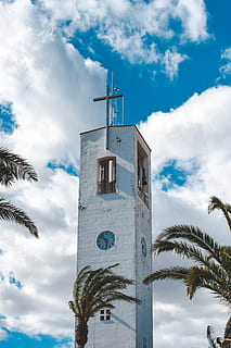 Torre Blanca, torre, arquitectura, edificio, Torre del Reloj, campanario, aguja, planta, árbol, arecaceae, palmera, al aire libre, jardín, cenador, Iglesia, Monumento, tropical, sofá, mueble, reloj, nube - cielo, cielo, estructura construida, exterior del edificio, vista de ángulo bajo, clima tropical, lugar de adoración, espiritualidad, religión, naturaleza, creencia, día, nadie, altura maxima, 5K, CC0, dominio público, libre de derechos