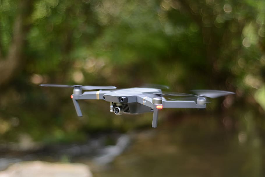 drone, Câmera, vôo, movimento, dia, ninguém, ar, tecnologia, focar em primeiro plano, segurança, veículo aéreo, temas de fotografia, militares, natureza, câmera - equipamento fotográfico, transporte, ao ar livre, foco seletivo, modo de transporte, plantar, árvore, indústria aeroespacial, 5K