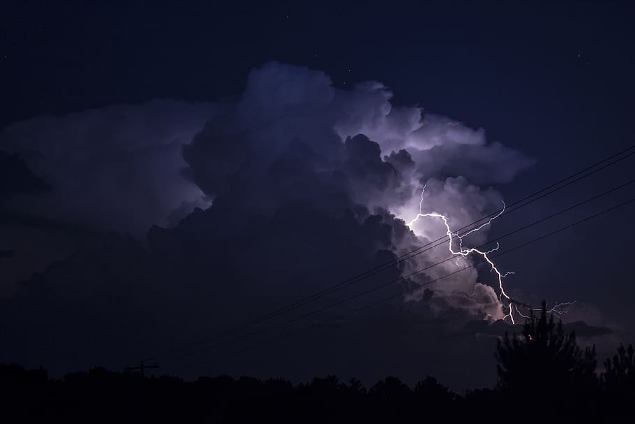 gris, núvols, trons, nit, naturalesa, a l'aire lliure, temps, tempesta, llamps, meteorològic, clima, tempesta de cel·la única, llampec, ciutat, urbà, edifici, metròpolis, aventura, activitats de lleure, cel, Cúmulus, núvol - cel, vista d’angle baix, electricitat, bellesa a la natura, cap gent, silueta, poder a la natura, cable, poder, generació de combustible i energia, tecnologia, escenics - natura, il·luminat, Font d'alimentació, contaminació de l'aire, Pol · lució, 5K