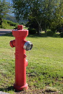 Feuerhydrant, Berg, Brände, Gras, Pflanze, rot, Sicherheit, Feld, Natur, Tag, grüne Farbe, Schutz, keine Leute, Land, Baum, Sonnenlicht, draußen, Unfälle und Katastrophen, Rasen, Park, Metall, 4K, CC0, gemeinfrei, lizenzfrei
