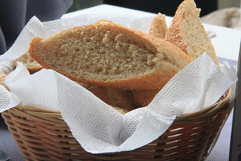 un pan, mie, cesta, comida y bebida, comida, de cerca, envase, nadie, adentro, frescura, naturaleza muerta, listo para comer, servilleta, bocadillo, pañuelo de papel, centrarse en primer plano, pañuelo facial, mimbre, alimentación saludable, vista de alto ángulo, desayuno, 5K, CC0, dominio público, libre de derechos