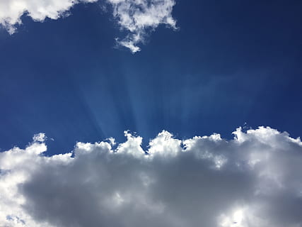 nuvole, cielo, blu, sol, raggi, drammaticamente, bellissimo, vacanza, estate, Paradiso, rilassamento, panoramico, tranquillo, calmo, naturale, zen, nuvola - cielo, Cloudscape, bellezza nella natura, natura, scenics - natura, sfondi, idilliaco, luce del sole, la tranquillità, nessuno, Colore bianco, soffice, ambiente, giorno, raggio di sole, scena tranquilla, all'aperto, meteorologia, vento, morbidezza, clima, luminosa, wispy, 2K, CC0, dominio pubblico, privo di copyright