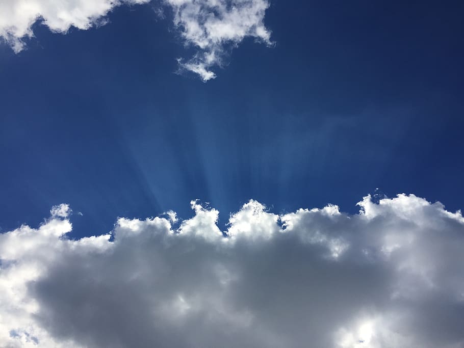 nuvole, cielo, blu, sol, raggi, drammaticamente, bellissimo, vacanza, estate, Paradiso, rilassamento, panoramico, tranquillo, calmo, naturale, zen, nuvola - cielo, Cloudscape, bellezza nella natura, natura, scenics - natura, sfondi, idilliaco, luce del sole, la tranquillità, nessuno, Colore bianco, soffice, ambiente, giorno, raggio di sole, scena tranquilla, all'aperto, meteorologia, vento, morbidezza, clima, luminosa, wispy, 2K