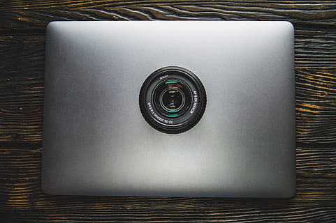 del desktop, riflessione, lenti della macchina fotografica, tecnologia, temi fotografici, in casa, nessuno, avvicinamento, comunicazione, attrezzatura fotografica, attrezzatura informatica, natura morta, macchina fotografica - attrezzatura fotografica, direttamente sopra, computer, contenitore, sicurezza, attrezzatura, connessione, singolo oggetto, tecnologia wireless, protezione, industria elettronica, Camera digitale, 5K, CC0, dominio pubblico, privo di copyright