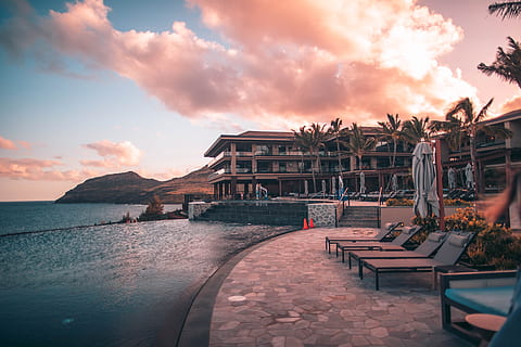 edificio, piscina infinita, hotel, recurso, banco, mueble, al aire libre, silla, puesta de sol, naturaleza, camino, agua, relajarse, zona tropical, piscina, Kauai, viaje, hotel de lujo, maderas, lujo, maderas kauai, cielo, arquitectura, nube - cielo, estructura construida, exterior del edificio, nadie, asiento, reflexión, paisajes - naturaleza, mar, belleza en la naturaleza, 5K, CC0, dominio público, libre de derechos