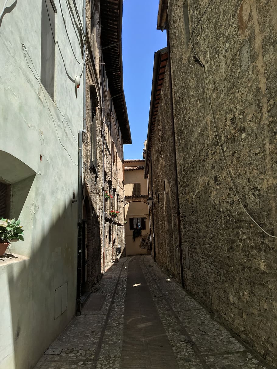 perugia, carretera, estructura construïda, arquitectura, exterior de l'edifici, direcció, edifici, el camí a seguir, ciutat, carreró, estret, barri residencial, sendera, carrer, cap gent, casa, perspectiva decreixent, dia, naturalesa, paret, funció de construcció de parets, a l'aire lliure, 4K