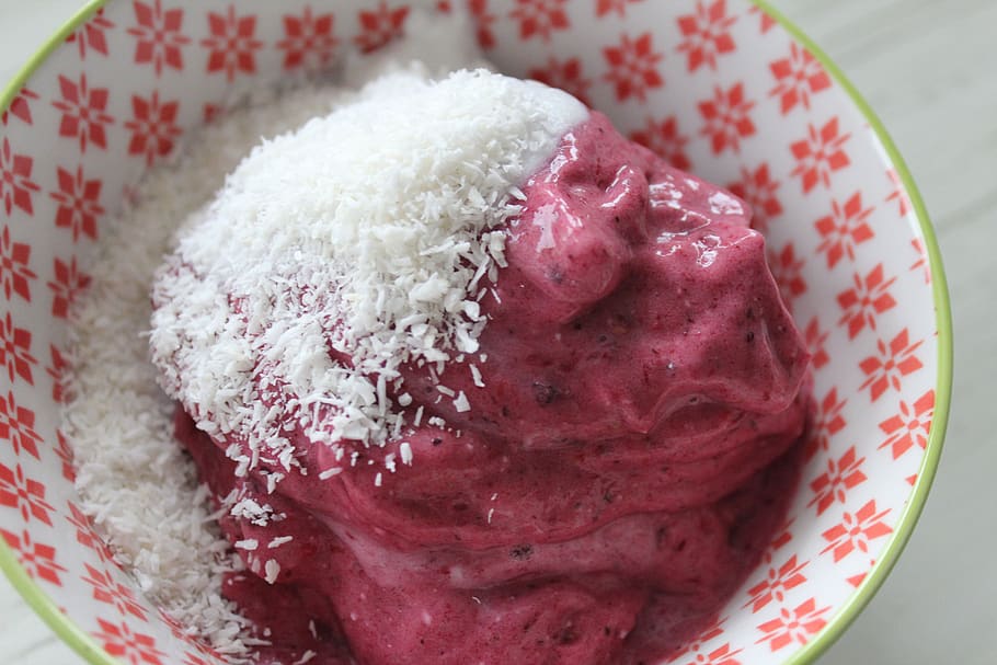 is, hindbær, coco, mad og drikke, mad, sød, sødt mad, friskhed, dessert, tæt på, indendørs, overbærenhed, rød, hvid farve, frosne fødevarer, Frosset, stilleben, ingen mennesker, fokus på forgrunden, klar til at spise, bærfrugt, usund spisning, fristelse, frosset sød mad, blomstermønster, 5K