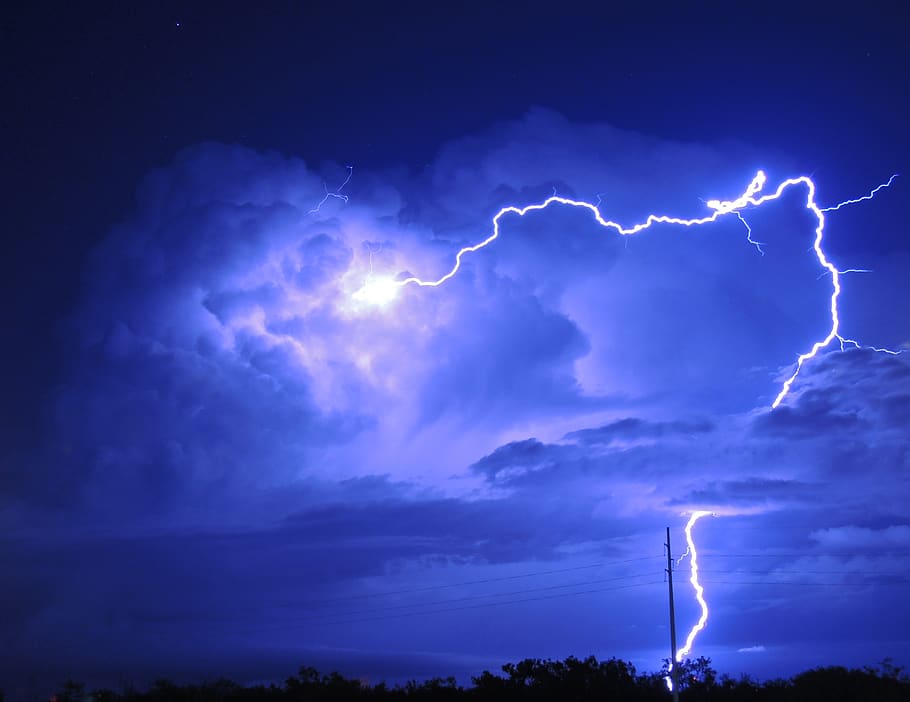lampo di notte, natura, all'aperto, tempesta, fulmine, temporale, tempo metereologico, cielo blu, clima, illuminazione, cittadina, costruzione, città, urbano, metropoli, luce, natura selvaggia, alloggiamento, avventura, attività ricreative, cielo, nuvola - cielo, potere in natura, energia, combustibile e produzione di energia, bellezza nella natura, segnale di pericolo, notte, cartello, comunicazione, ambiente, elettricità, nuvola temporalesca, illuminato, cielo drammatico, nessuno, buio, infausto, inquinamento, inquinamento dell'aria, meteorologia, luminosa, 5K