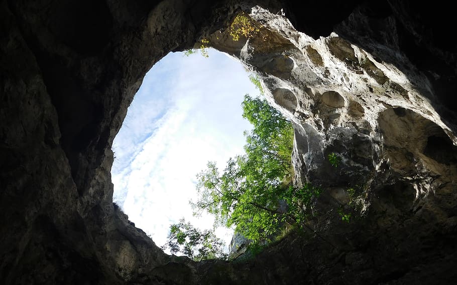 cova, ventilació, dies, rock, rock - object, dia, cap gent, cel, naturalesa, sòlid, bellesa a la natura, formació de roca, tranquil·litat, vista d’angle baix, arbre, planta, a l'aire lliure, escenics - natura, arc, forat, geologia, núvol - cel, 4K