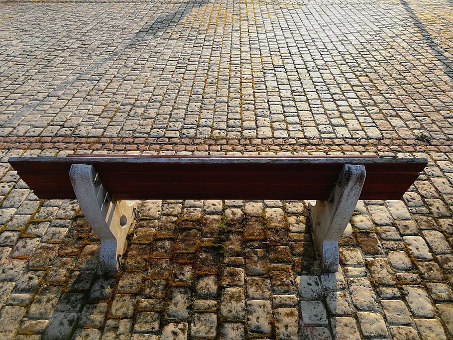 banc, pavimentat, perspectiva, banc públic, basat, arquitectura, cap gent, patró, dia, estructura construïda, maó, llambordes, vista d’angle alt, a l'aire lliure, paret, vell, paret de maó, sendera, sòlid, naturalesa, material de pedra, carrer, pedra, llum solar, buit, paret de pedra, teula de teulada, 4K