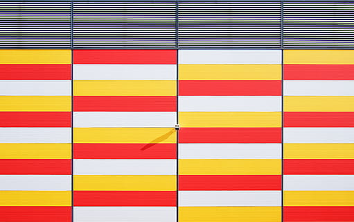 Contexte, modèle, rouge, jaune, blanc, noir, des rayures, mur, multi couleur, plein cadre, arrière-plans, personne, rayé, art et Artisanat, abstrait, la créativité, construction de murs, à l'intérieur, fermer, choix, journée, architecture, répétition, forme, variation, 4K, CC0, domaine public, libre de droits