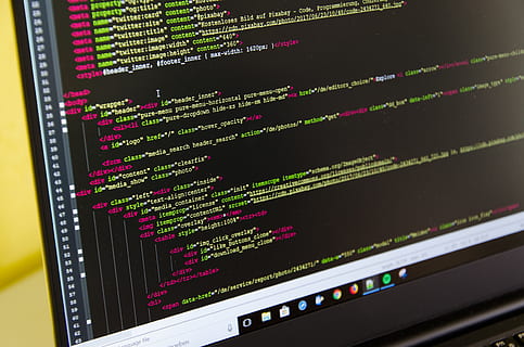 code, codage, ordinateur, Les données, développement, html, programmeur, la programmation, écran, Logiciel, La technologie, portable, carnet, Bureau, lieu de travail, création de sites web, webdesigner, moniteur, css, développeur web, développement web, l'Internet, moniteur d'ordinateur, équipement informatique, la communication, nombre, personne, écran de l'appareil, texte, fermer, multi couleur, écriture occidentale, lien, à l'intérieur, Technologie sans fil, affaires, interface utilisateur graphique, Langage informatique, 4K, CC0, domaine public, libre de droits