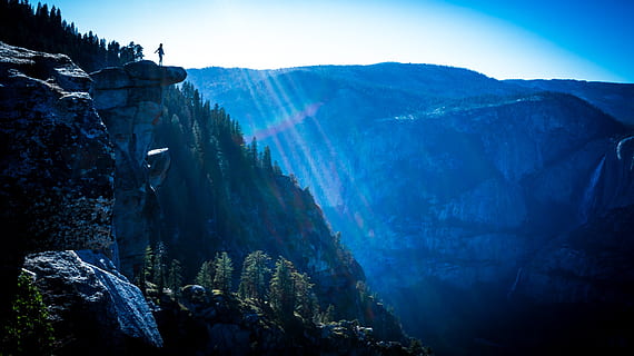 Aussicht, springen, allein, Sonnenuntergang, Himmel, Tal, Abenteuer, Urlaub, Freizeit, dom, ein, Ausbildung, Spaß, Lebensstil, Berge, Yosemite, Gletscherpunkt, Berg, Schönheit in der Natur, Natur, Szenen - Natur, Rock, Baum, Gebirge, solide, Rock - Objekt, ruhige Szene, Pflanze, Umgebung, Ruhe, Landschaft, keine Leute, Tag, draußen, Nicht-städtische Szene, Land, 2K, CC0, gemeinfrei, lizenzfrei
