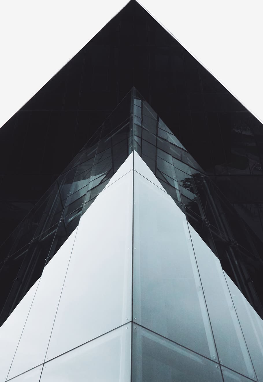 arquitectura, edificio, infraestructura, borde, rascacielos, estructura construida, exterior del edificio, vista de ángulo bajo, cielo, edificio de oficinas exterior, moderno, nadie, ciudad, torre, reflexión, oficina, altura maxima, material de vidrio, día, naturaleza, forma geometrica, cielo limpio, al aire libre, directamente debajo, 5K