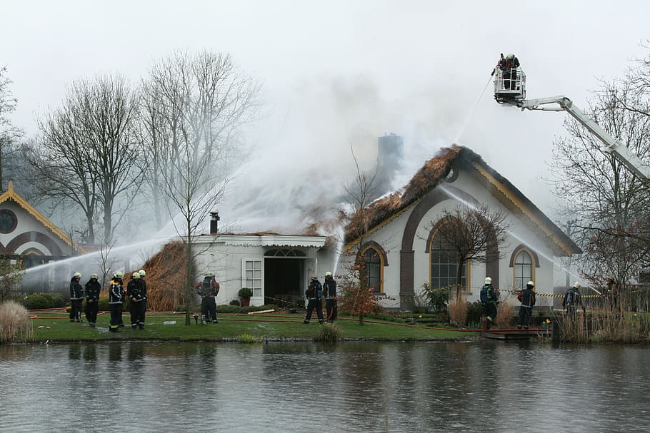 budova, oheň, požární sbor, voda, exteriér budovy, architektura, strom, stavba, nebe, nábřeží, holý strom, Příroda, skupina lidí, den, rostlina, jezero, skutečných lidí, venku, odraz, Dům, 4K