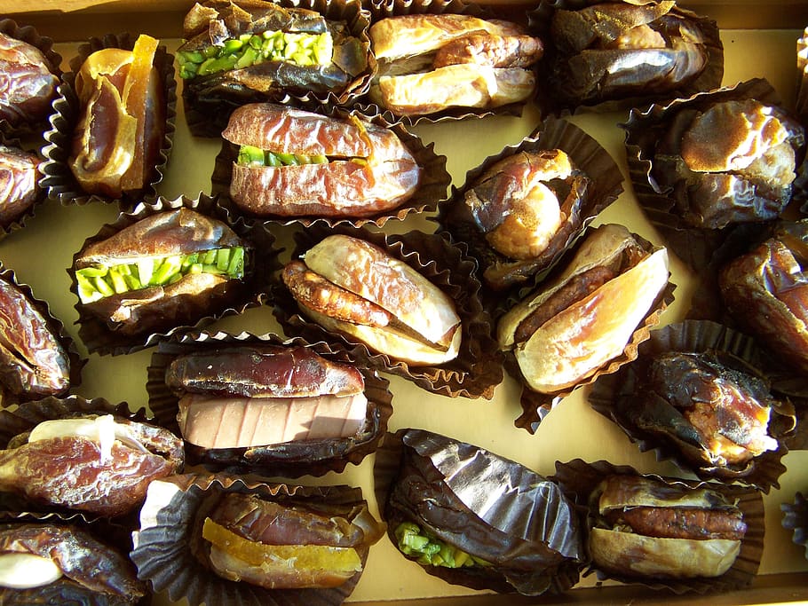 Süßigkeiten, Trockenobst, Dessert, Essen und Trinken, Lebensmittel, Frische, gesundes Essen, Wohlbefinden, drinnen, Meeresfrüchte, fertig für den Verzehr, Stillleben, keine Leute, Nahansicht, Vollbild, High Angle View, große gruppe von gegenständen, Tier, Fülle, Fleisch, Genuss, Schale, Auster, Abendessen, Tablett, Versuchung, 2K