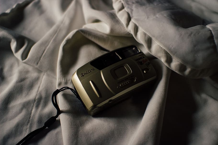 telèfon, electrònica, telèfon mòbil, mòbil, càmera, humà, persona, rellotge de polsera, vell, vintage, yashica, feliperizo.co, plqml, plqmr, netejar, blanc i negre, fons de pantalla, interminable, canviant d'humor, minimalista, tecnologia, connexió, primer pla, mà humana, comunicació, mà, a l'interior, tecnologia sense fils, vista d’angle alt, cable, Internet, part del cos humà, celebració, color negre, electricitat, xarxa d’ordinadors, cable usb, control, equips informàtics, 5K