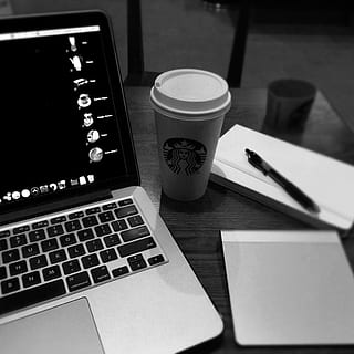 cafea, măr, MacBook Pro, java, cafenea, cafeină, muncă, scriitor, calculator, ceașcă, espresso, latte, Fierbinte, cappuccino, relaxant, dependenta, masa, tehnologie, natură moartă, tehnologia fără fir, laptop, nici o persoana, conexiune, comunicare, în interior, vedere în unghi mare, stilou, băutură, echipamente de calcul, gustare, text, cană de cafea, hârtie, mancare si bautura, tastatură, gol, 1080P, CC0, domeniu public, fără drepturi de autor