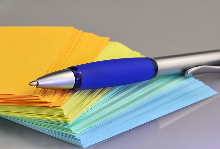 şcoală, hârtie, birou, scrie, stilou, notițe, listă, portocale, galben, verde, albastru, Notă, frunze, marcă, document, culoare, culi, postează, grămadă, în interior, studio shot, a închide, nici o persoana, educaţie, fundal colorat, învăţare, vedere în unghi mare, carte, instrument de scris, fundal gri, publicare, furnizarea de birou, creion, cartelă de note, 2K