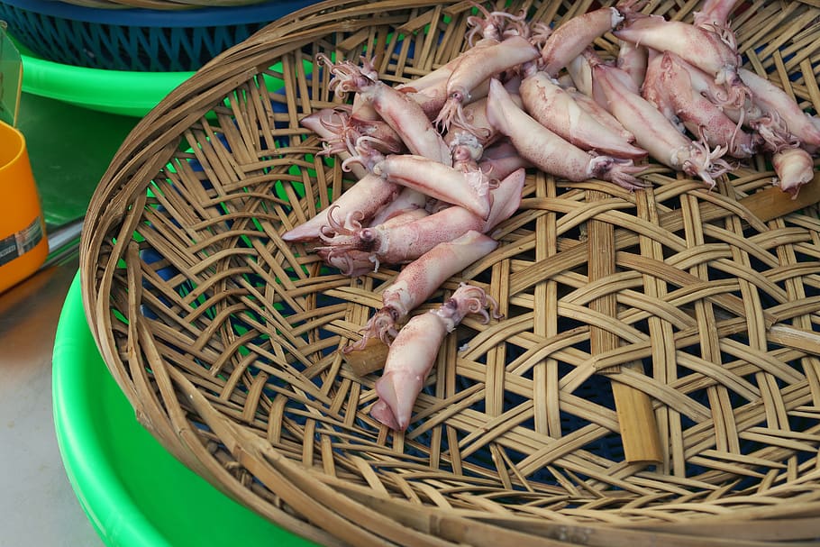 calamar, gratar, mancare si bautura, coş, alimente, recipient, prospeţime, de răchită, nici o persoana, natură moartă, fructe de mare, mâncat sănătos, zi, mancare cruda, vedere în unghi mare, bunăstare, grup mare de obiecte, piaţă, de vânzare, peşte, în aer liber, animal, industria pescuitului, 5K
