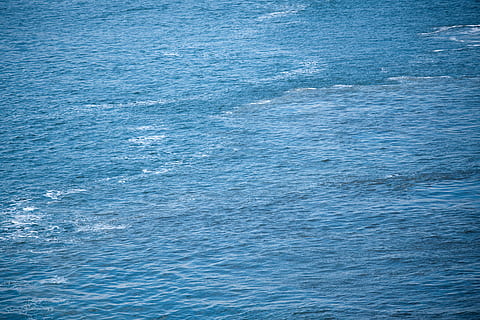 textura, agua, azul, mar, antecedentes, fotograma completo, ondulado, frente al mar, belleza en la naturaleza, nadie, paisajes - naturaleza, tranquilidad, texturizado, escena tranquila, naturaleza, al aire libre, día, ola, movimiento, modelo, resumen, agua que fluye, efecto texturizado, fondos abstractos, 5K, CC0, dominio público, libre de derechos