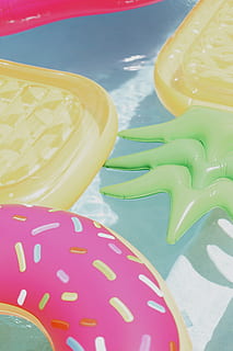 usa, waxahachie, mat, konfektyr, sötsaker, sommar, slå samman, strand, floaties, rosa, boll, kaka, creme, grädde, glasyr, efterrätt, ägg, ballong, måltid, gelé, mat och dryck, närbild, inget folk, äta nyttigt, frukt, fortfarande liv, tabell, citrusfrukt, citron-, friskhet, skiva, gul, multi färgad, högvinkelvy, välbefinnande, mönster, förfriskning, dryck, polka dot, alkoholfri dryck, 5K, CC0, offentligt domän, royaltyfria