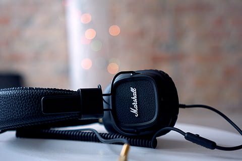marshall, audio, altavoz, equipo, música, auricular, centrarse en primer plano, tecnología, de cerca, conexión, nadie, adentro, naturaleza muerta, cable, escuchando, auriculares, mesa, equipo de sonido, comunicación, cultura de las artes y entretenimiento, solo objeto, de color negro, enfoque selectivo, accesorio personal, equipo eléctrico, Componente eléctrico, 5K, CC0, dominio público, libre de derechos
