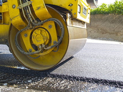 rull, veiarbeid, arbeidsmaskin, gul, transport, vei, transportmiddel, by, dag, gate, land kjøretøy, sollys, ingen folk, anleggsbransjen, utendørs, hjul, asfalt, nærbilde, natur, Konstruksjons-maskineri, skygge, stasjonær, 2K, CC0, offentlig domene, opphavsrett gratis