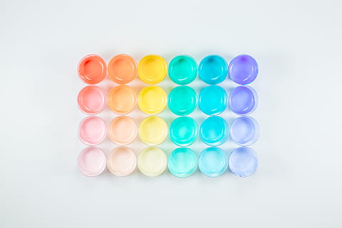 krelles daudz, tabletes, zāles, ēdiens, ola, tasi, plastmasas, varavīksne, krāsa, negatīva vieta, slīpums, krāsas, maltīti, māksla, grafikas, saldumi, konditorejas izstrādājumi, jomā, tirkīza, bumba, daudzkrāsains, liela objektu grupa, studija, veselības aprūpe un medicīna, telpās, nav cilvēku, balts fons, zinātne, izvēle, variācijas, dinamiskas krāsas, devu, pārpilnība, dzeltens, kārtībā, rindā, Klusā daba, tuvplāns, violets, aprūpi, 5K, CC0, publiskais domēns, bez atlīdzības