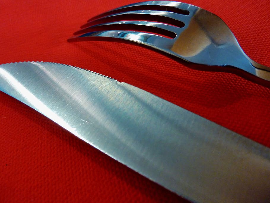 coberts, forquilla, cullera, ganivet, restaurant, plata, placa, taula, coberts de taula, vermell, primer pla, cap gent, a l'interior, natura morta, tèxtil, estri de cuina, utensili per menjar, blau, ratlles, tir de l'estudi, marc complet, vista d’angle alt, patró, metall, moda, fons de colors, ganivet de taula, color plata, luxe, 2K