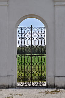 Eintrag, Tor, die Architektur, Schwelle, Sicherheit, Schutz, Eingang, gebaute Struktur, geschlossen, Gebäude, Tag, Bogen, keine Leute, Tür, Fenster, Gebäudehülle, draußen, Metall, Natur, Gitter, Schmiedeeisen, Eisen - Metall, aufwendig, 4K, CC0, gemeinfrei, lizenzfrei