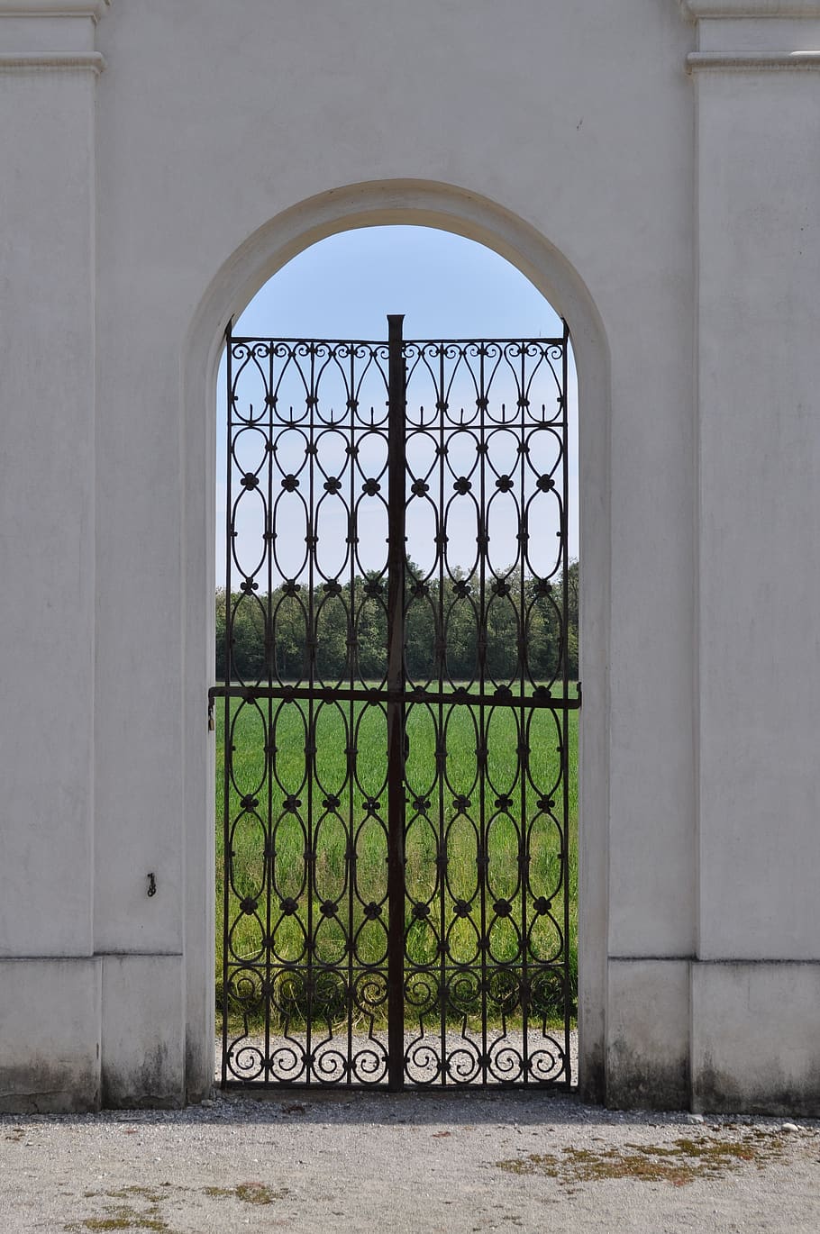 entrada, porta, arquitectura, llindar, seguretat, protecció, estructura construïda, tancat, edifici, dia, arc, cap gent, finestra, exterior de l'edifici, a l'aire lliure, metall, naturalesa, quadrícula, ferro forjat, ferro - metall, ornamentat, 4K