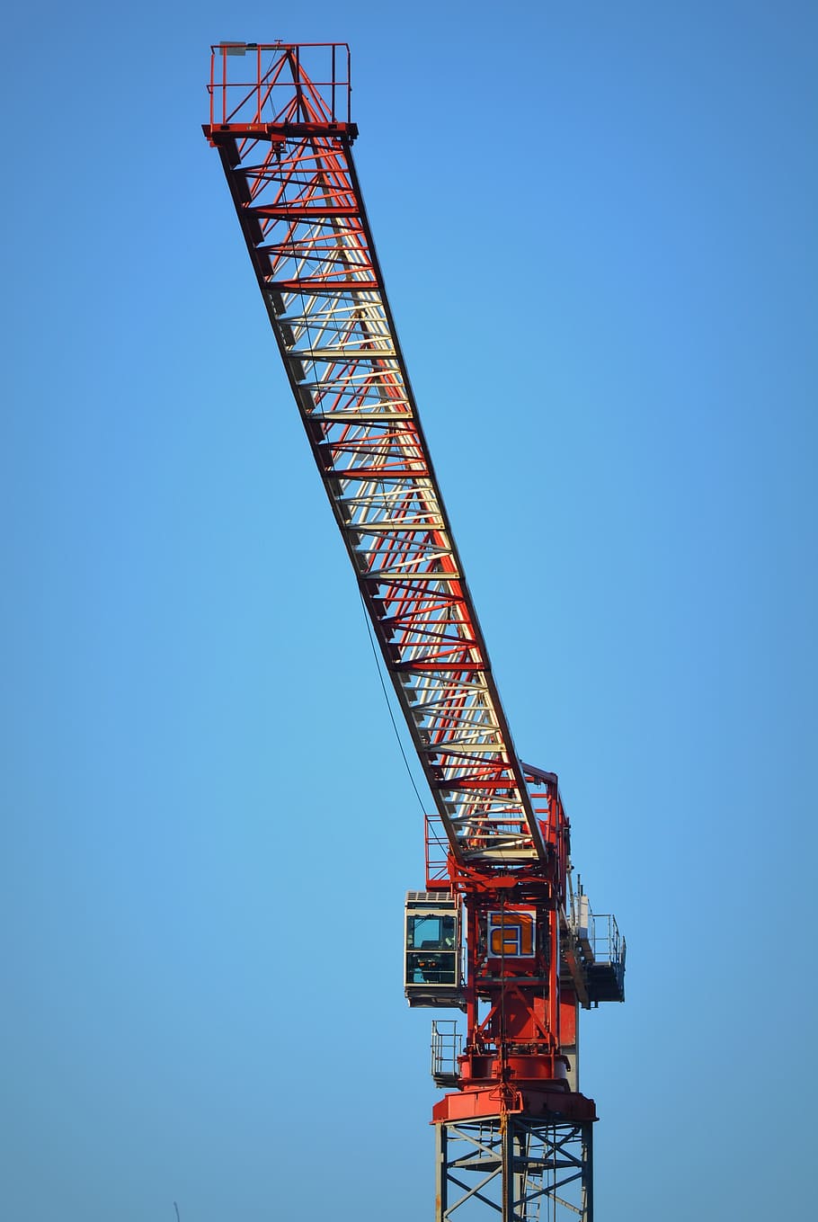 rubinetto, macchina, strumento, cielo blu, macchinario, gru - macchine edili, cielo, cielo sereno, blu, Inquadratura dal basso, industria, sito di costruzione, industria di costruzioni, metallo, natura, copia spazio, giorno, all'aperto, alto - alto, rosso, nessuno, sviluppo, architettura, struttura costruita, attrezzatura da costruzione, 4K