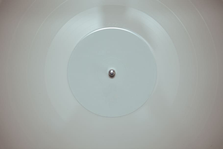 disk, kolo, soustředný, centrum, kruh, strop, bílý, design, oběžník, vinyl, záznam, lp, album, hudba, gramofony, dj, Zvuk, geometrický tvar, tvar, pozadí, nikdo, umělecká kultura a zábava, technologie, uvnitř, detail, multimédia, hluk, nahrávací studio, informační médium, celý rám, jednoduchost, kompaktní disk, prázdný, audio zařízení, 5K