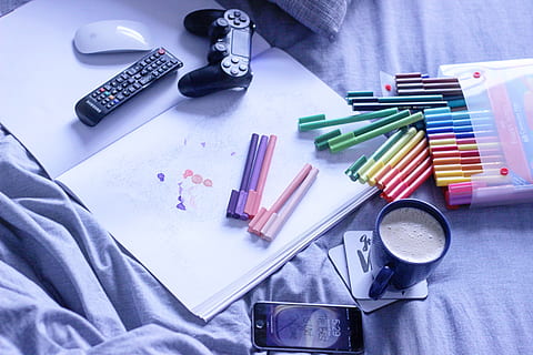 penne da colorare, topo, disegno, arte, telecomando, controller di gioco, libro di disegno, Telefono, caffè, latte macchiato, tavolo, strumento di scrittura, natura morta, penna, vista dall'alto, matita, multicolore, in casa, nessuno, grande gruppo di oggetti, matita colorata, pennarello, ufficio, carta, arte e artigianato, forbici, avvicinamento, forniture per ufficio, scelta, cucitrice, 4K, CC0, dominio pubblico, privo di copyright