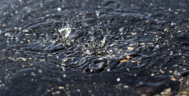tropft, Spritzen, Wasserexplosion, Flüssigkeit, fallen, fließen, tropfen, Kreativität, Makro, Nahansicht, Detail, Muster, detailliert, selektiver Fokus, keine Leute, Natur, Wasser, Vollbild, Tag, plantschen, Hintergründe, Bewegung, draußen, Schönheit in der Natur, High Angle View, Ruhe, texturiert, schwarze Farbe, Regen, Reinheit, konzentrisch, 4K, CC0, gemeinfrei, lizenzfrei