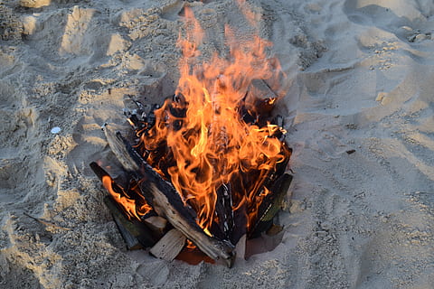 foc, koster, sorra, cremant, flama, foc - fenomen natural, calor - temperatura, vista d’angle alt, naturalesa, terra, cap gent, a l'aire lliure, foguera, color taronja, moviment, platja, dia, material de fusta, llenya, exposició llarga, brillant, fusta, 5K, CC0, domini públic, lliure de regalies