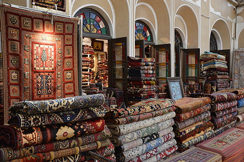 koberce, obchod, náboženství, místo uctívání, uvnitř, nikdo, víra, duchovno, budova, architektura, výběr, oblouk, den, stavba, uspořádání, umění a řemesla, variace, velká skupina objektů, vícebarevné, v řadě, koberec - dekor, vyšperkovaný, 5K, CC0, veřejná doména, bez autorských práv