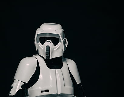 umano, robot, macchina, tecnologia, sfondo nero, girato in studio, sicurezza, protezione, casco, copia spazio, vista frontale, in casa, copricapo, una persona, ritratto, dalla vita in su, maschera, buio, ritagliare, in piedi, Colore bianco, 5K, CC0, dominio pubblico, privo di copyright