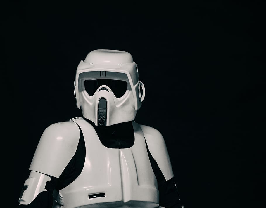 umano, robot, macchina, tecnologia, sfondo nero, girato in studio, sicurezza, protezione, casco, copia spazio, vista frontale, in casa, copricapo, una persona, ritratto, dalla vita in su, maschera, buio, ritagliare, in piedi, Colore bianco, 5K