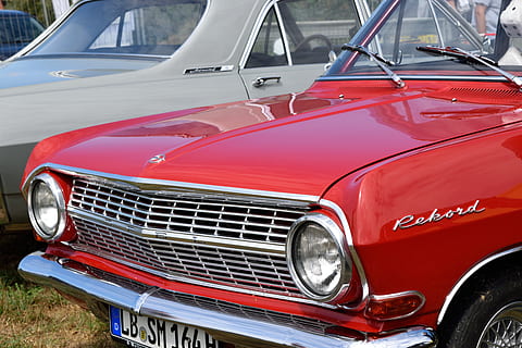 mobil, merah, chrome, tua, moda transportasi, Kendaraan bermotor, angkutan, kendaraan darat, bergaya retro, mobil antik, lampu utama, logam, parut logam, perlengkapan sekolah, memarut, kisi, tidak ada orang, tempat parkir, antik, mobil kolektor, hari, kemewahan, berwarna perak, paduan, 5K, CC0, domain publik, bebas royalti