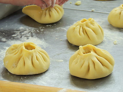 brutărie, coacere, pâine, lingou, mancare si bautura, preparare, în interior, alimente, prospeţime, umană, mână, o persoana, partea corpului uman, a închide, galben, masa, oameni adevărați, aluat, pregătirea alimentelor, parte a corpului, găluşcă, vedere în unghi mare, bucătărie, deget, 4K, CC0, domeniu public, fără drepturi de autor